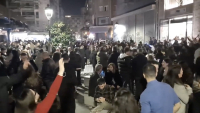 Βασίλης Καρράς: Συγκλονιστικό βίντεο με τους Θεσσαλονικείς να τραγουδούν τις επιτυχίες του στο κέντρο της πόλης