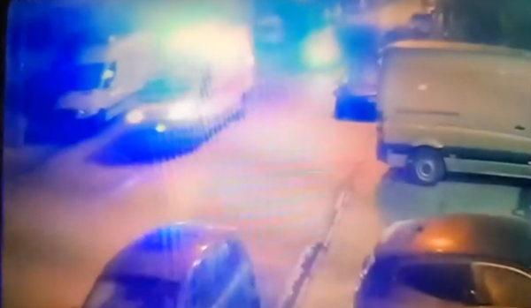 Ρέντη: Η στιγμή της μεταφοράς του τραυματισμένου αστυνομικού - Τον έσωσε η διμοιρία του (Βίντεο)