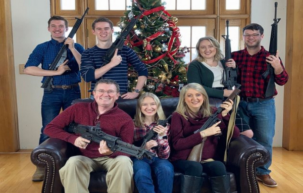 ΗΠΑ: Ρεπουμπλικανός βουλευτής πόζαρε με την οικογένειά του κρατώντας όπλα