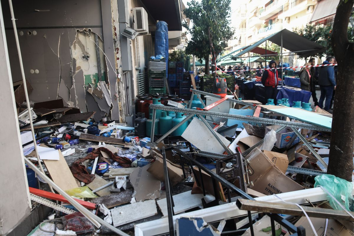 «Σαν να έπεσε βόμβα»: Ισοπεδώθηκε από την έκρηξη το κατάστημα στο Αιγάλεω - Έγινε δίπλα σε λαϊκή