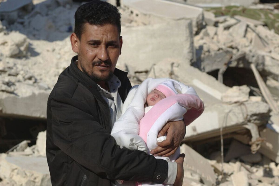 Υιοθετήθηκε η μικρή Άγια, το μωρό που γεννήθηκε στα συντρίμμια της Συρίας