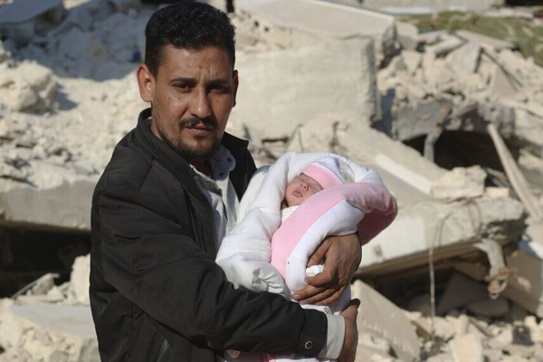 Υιοθετήθηκε η μικρή Άγια, το μωρό που γεννήθηκε στα συντρίμμια της Συρίας