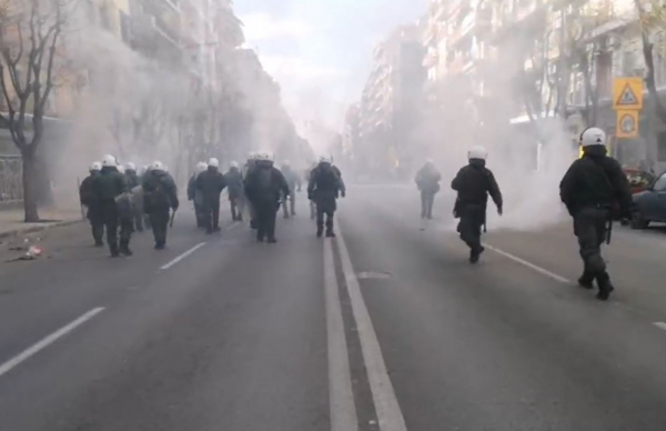 Επεισόδια στη Θεσσαλονίκη: Πετροπόλεμος και χημικά (Βίντεο)