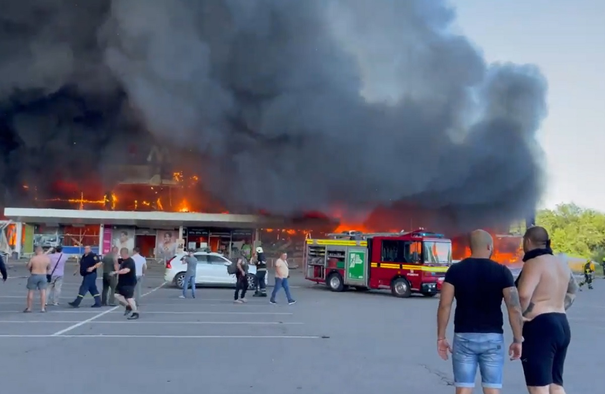 Ουκρανία: Ρωσικοί πύραυλοι έπληξαν εμπορικό κέντρο - Νεκροί και τραυματίες (δείτε βίντεο)