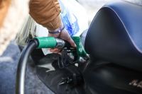 «Άναψαν» οι γραμμές του iEidiseis για το επίδομα βενζίνης: Άλλα λέει το ΦΕΚ, άλλα το Fuel Pass