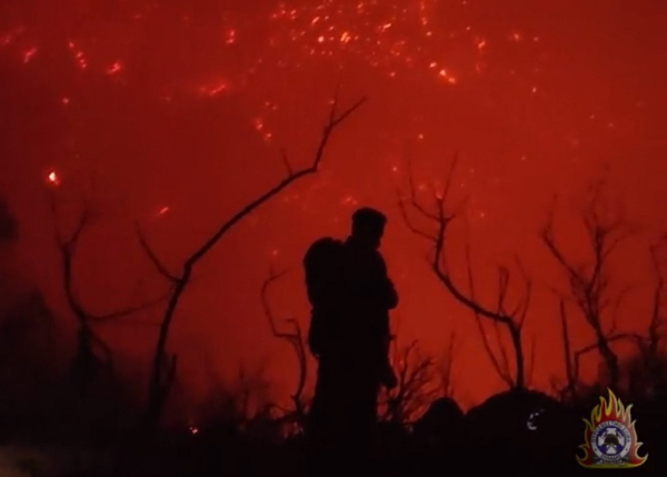 Μάχη με την φωτιά: Συγκλονιστικό βίντεο της Πυροσβεστικής μέσα στις φλόγες