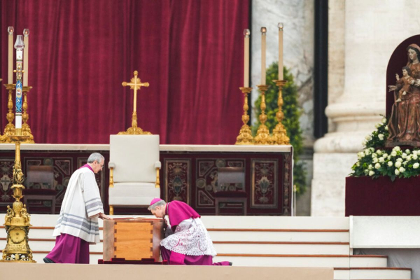 Κηδεία πάπα Βενέδικτου: Πάνω από 100.000 στην πλατεία του Αγίου Πέτρου για το τελευταίο «αντίο»