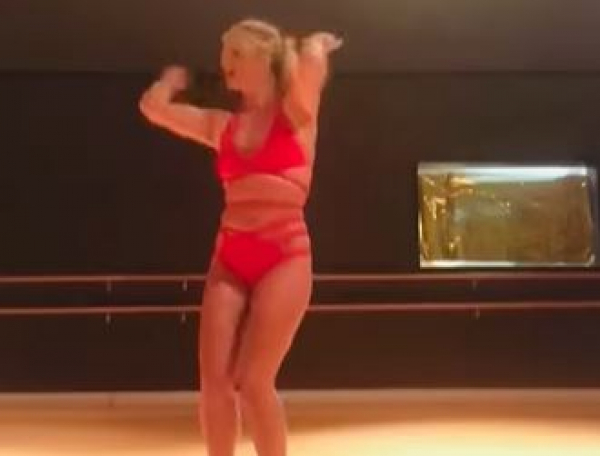 Μπρίτνεϊ Σπίαρς: Νέο «χτύπημα» με βίντεο που χορεύει αισθησιακά με κόκκινα εσώρουχα