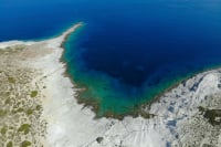 Οι 7 «μυστικές» παραλίες της Ελλάδας στη λίστα του Condé Nast Traveler