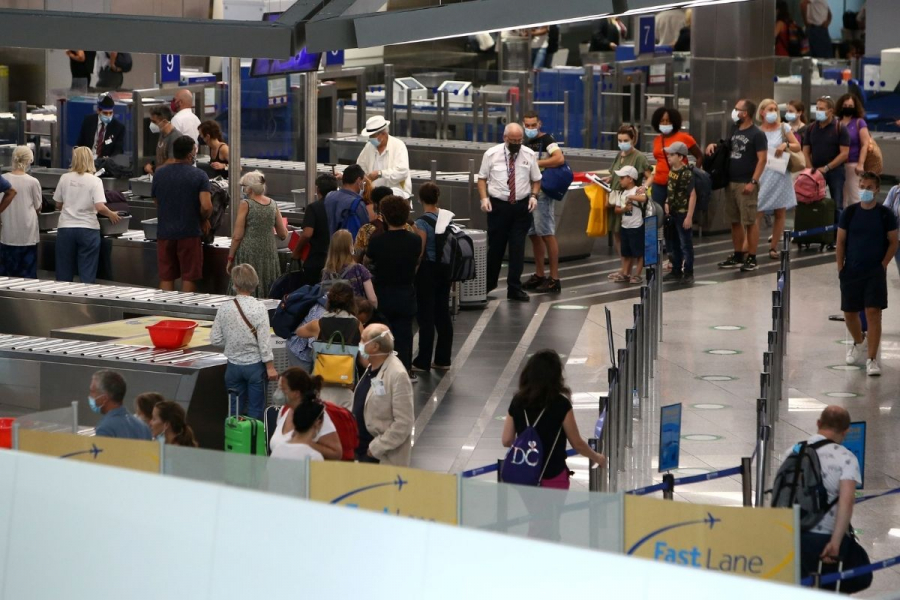 Χωρίς rapid ή pcr test οι εμβολιασμένοι ταξιδιώτες στην Ελλάδα – Τα μέτρα για τα αεροδρόμια