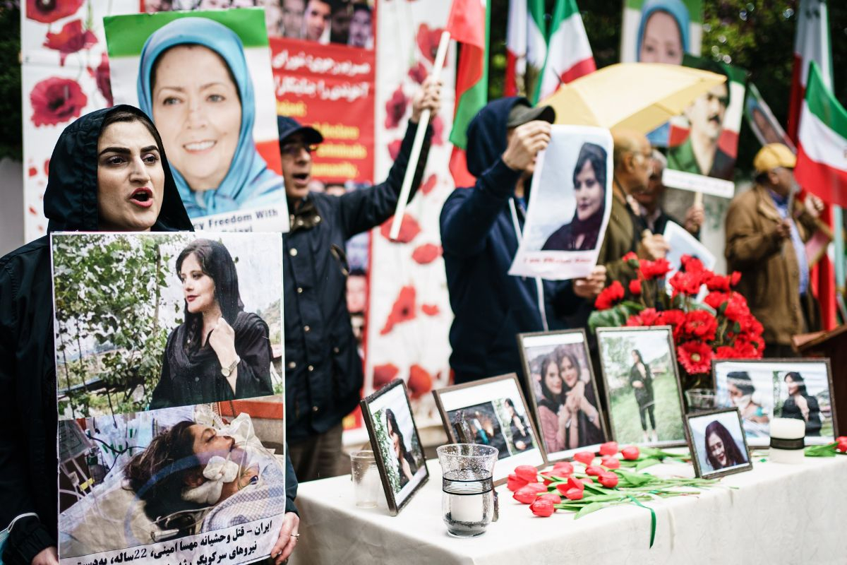 Ιράν: Ταραχές και λαϊκή οργή για τον θάνατο της Μαχσά Αμινί – Ραϊσί: «Δεν έφερε σημάδια κακοποίησης»