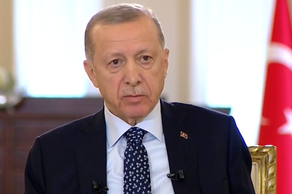 Τι συμβαίνει με τον Ερντογάν λίγο πριν τις εκλογές; «Κατέρρευσε» σε live συνέντευξη (βίντεο)