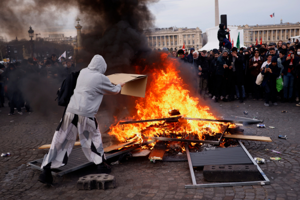 Παρίσι: Επεισόδια μεταξύ διαδηλωτών και αστυνομίας κοντά στο κοινοβούλιο