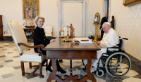 Με αμαξίδιο συνάντησε ο Πάπας την Ούρσουλα φον ντερ Λάιεν