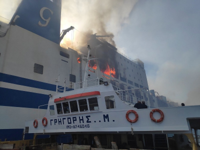 Διασώστες της ΕΜΑΚ στο φλεγόμενο πλοίο για τους εγκλωβισμένους - Πληροφορίες για 14 αγνοούμενους