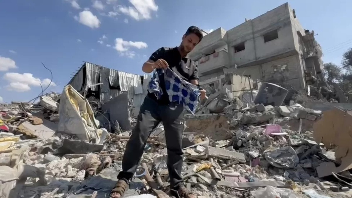 Συγκλονίζει η ιστορία του Khalil από τη Γάζα: Εχασε 11 μέλη της οικογένειά του σε μία έκρηξη