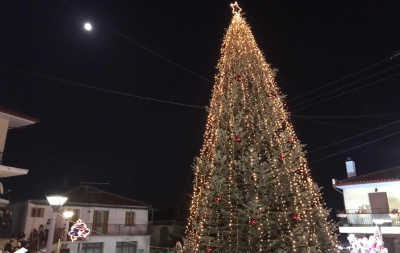 Ταξιάρχης: Φωταγωγήθηκε το πρώτο χριστουγεννιάτικο δέντρο για φέτος