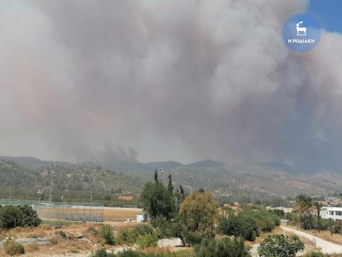 Φωτιά στη Ρόδο: Εκκενώνονται τα χωριά Λάρδος και Πυλώνας