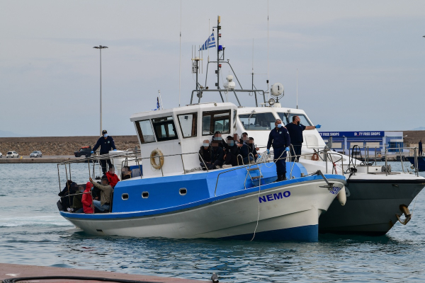 Σκάφος με 112 πρόσφυγες εντοπίστηκε στα νότια της Κρήτης