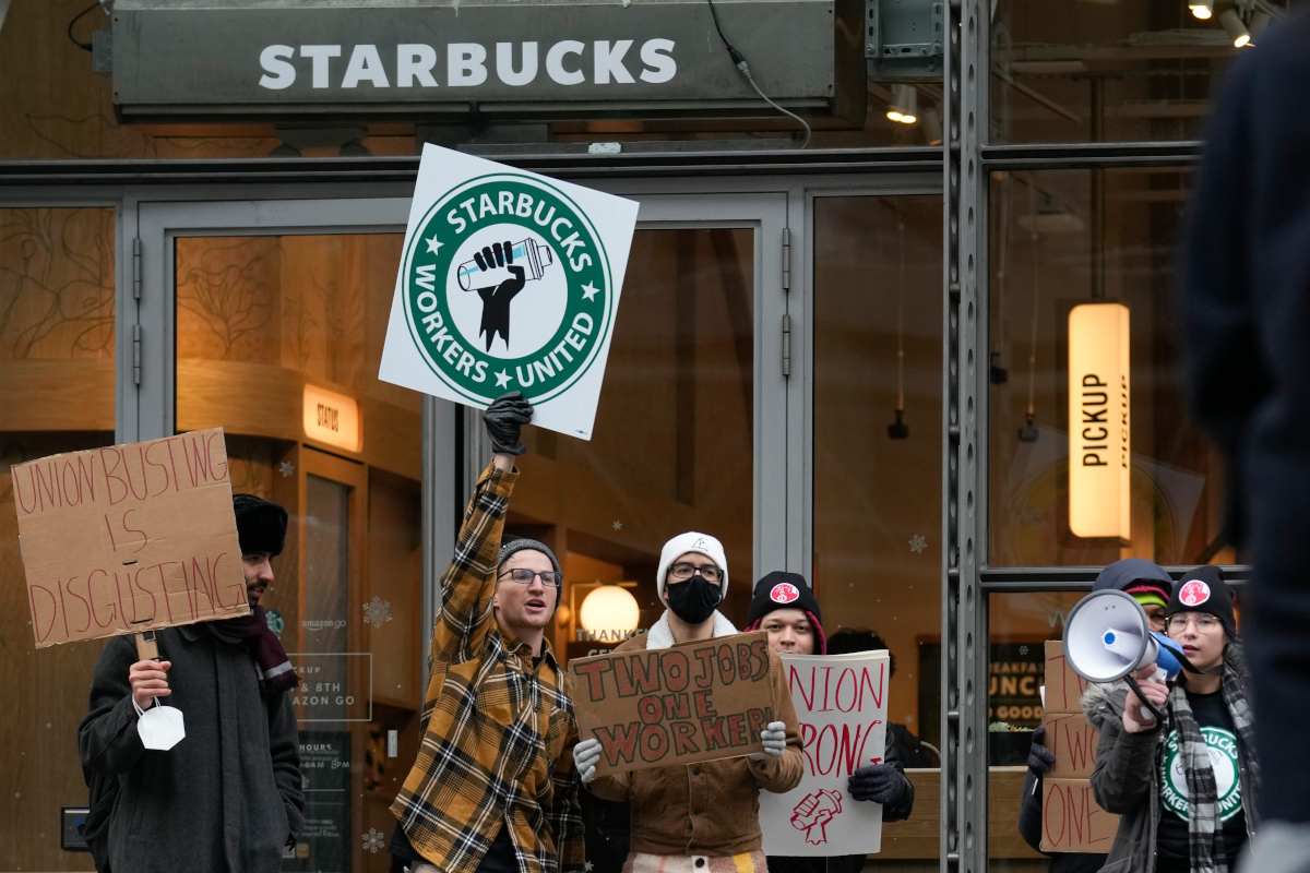 «Η Εξέγερση της Κόκκινης Κούπας»: Εργαζόμενοι των Starbucks διαδηλώνουν μπροστά στα καταστήματα
