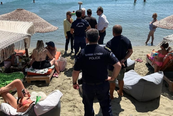Τήνος: Έφοδος σε 3 παραλίες για παράνομες ξαπλώστρες με αυτόφωρο - Φωτογραφίες
