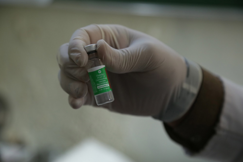 Εμβόλιο AstraZeneca: 8 χώρες σταματούν τους εμβολιασμούς