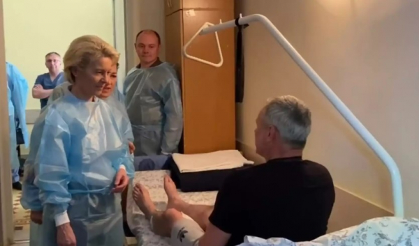 Ουκρανία - Ούρσουλα φον ντερ Λάιεν: Επισκέφθηκε τραυματίες στρατιώτες σε νοσοκομείο του Κιέβου