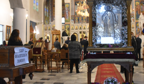 Κοζάνη: Πιστοί χωρίς μάσκες και πιστοποιητικά σε εκκλησία έτρεχαν να φύγουν πριν έρθει η αστυνομία