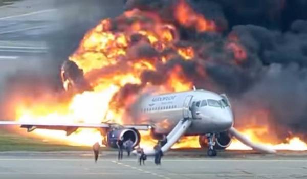 Σοκαριστικό βίντεο από τη Μόσχα με αεροσκάφος να τυλίγεται στις φλόγες