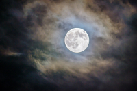 Τι είναι τα γυάλινα σφαιρίδια στην επιφάνεια της Σελήνης σύμφωνα με νέα έρευνα