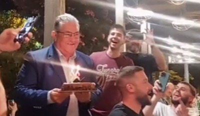 Κουτσούμπας σε ρόλο «έκπληξη»: Πήγε τούρτα σε 26χρονο που είχε γενέθλια και τον άφησε άναυδο