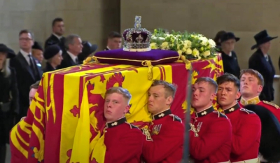 Το Λονδίνο αποχαιρετά τη βασίλισσα Ελισάβετ - Η πομπή έφτασε στο Westminster Hall (Βίντεο)