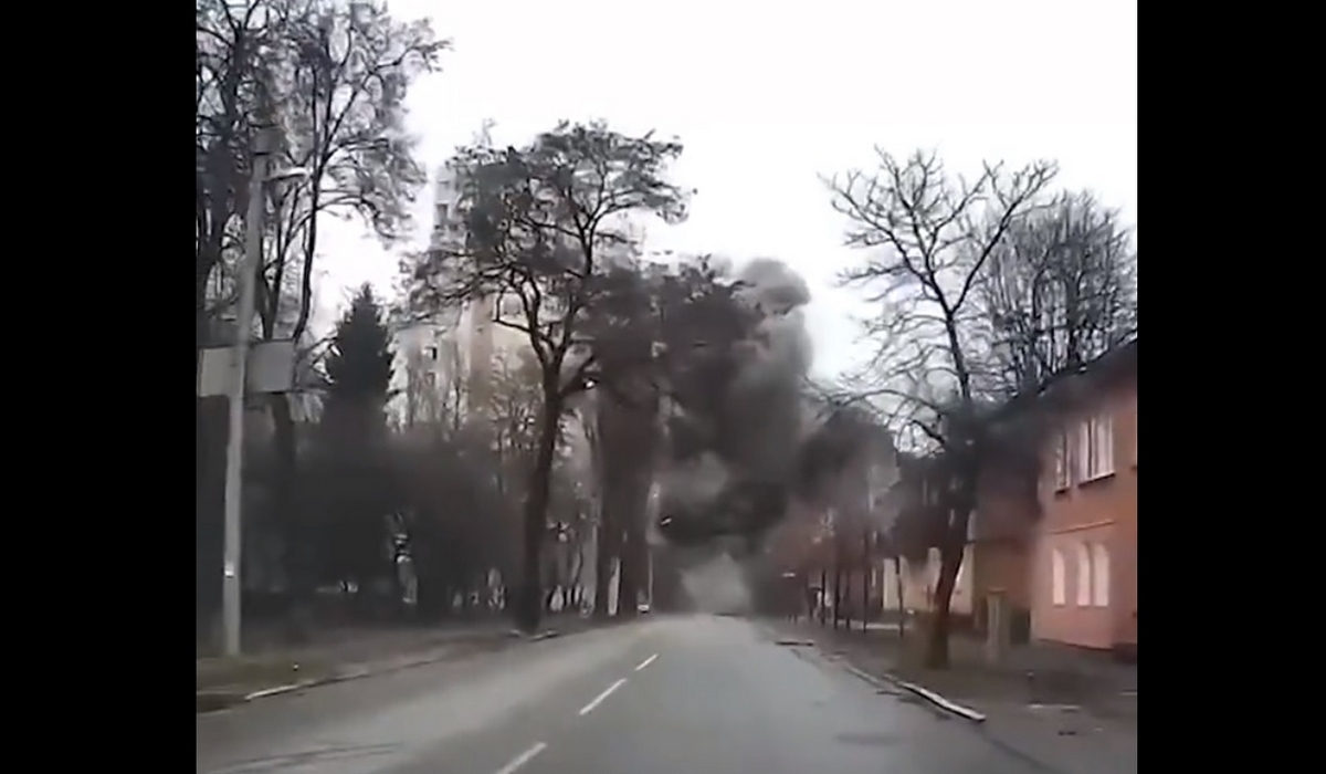 Ουκρανία: Βίντεο - ντοκουμέντο από τη στιγμή που βομβαρδίζεται κατοικημένη περιοχή στο Τσερνίχιφ