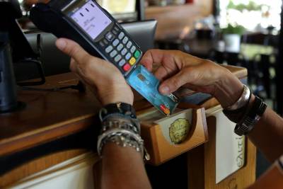 ΕΕΤ: Τι να προσέχουν οι καταναλωτές στις συναλλαγές με κάρτες