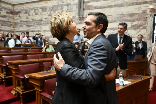 Ζεστό χειροκρότημα και αγκαλιές στον Τσίπρα από τους βουλευτές του ΣΥΡΙΖΑ (Βίντεο, φωτογραφίες)