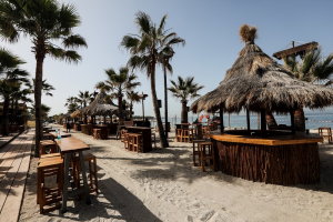 Ανοίγουν beach bar και πλαζ χωρίς μουσική, το σκεπτικό των ειδικών
