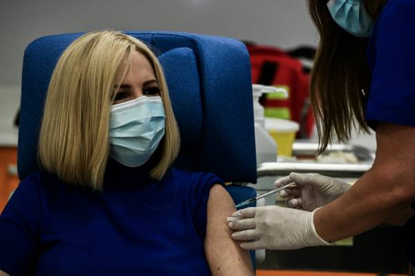 Εμβολιάστηκε η Φώφη Γεννηματά: «Με το εμβόλιο η ελπίδα επιστρέφει»