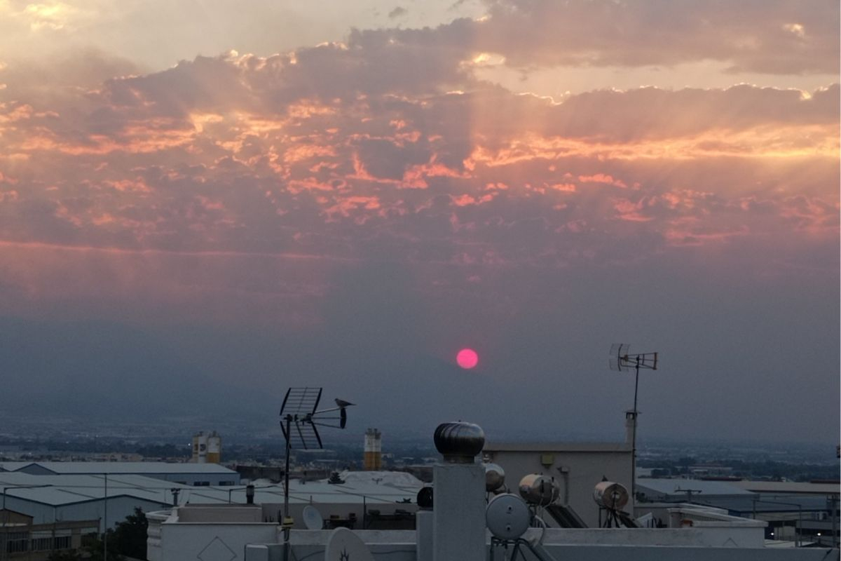 Μαύρισε ο ουρανός της Αττικής από τη φωτιά - Μυρίζει καμένο στην Αθήνα (εικόνες)