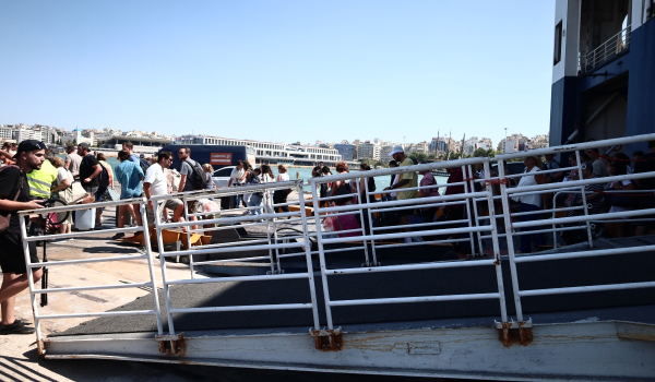 Πλοίο επέστρεψε εκτάκτως στο λιμάνι του Πειραιά - Περιπέτεια για 164 επιβάτες