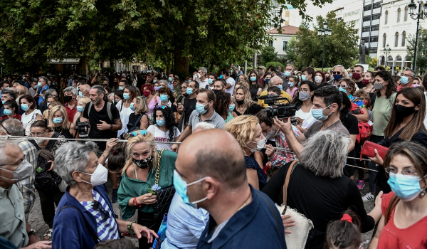 Μίκης Θεοδωράκης: Πλήθος κόσμου και σήμερα στη Μητρόπολη, την Πέμπτη η κηδεία στα Χανιά