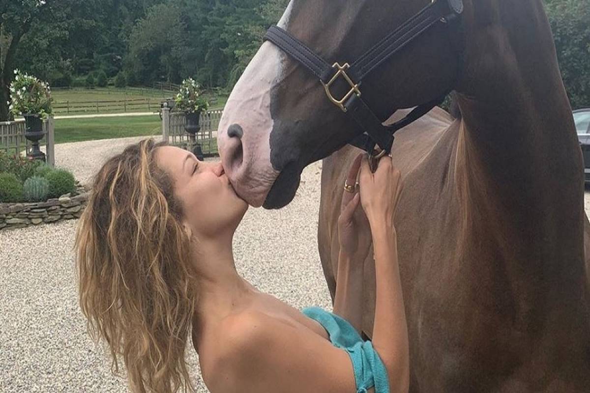 Η παιχνιδιάρα Bella Hadid με το αγαπημένο της άλογo