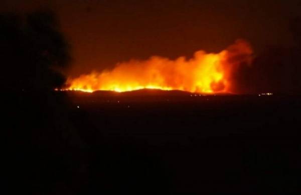 Μεγάλη φωτιά στο Τσεσμέ - Ορατές οι φλόγες από τη Χίο