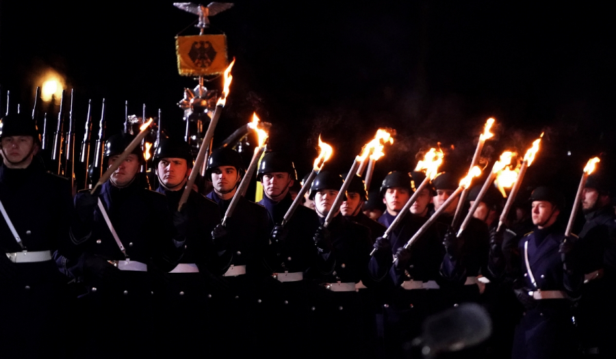 Γερμανία: Με πυρσούς, ύμνους και... ανατολικογερμανική πανκ το «αντίο» στη Μέρκελ (Βίντεο)