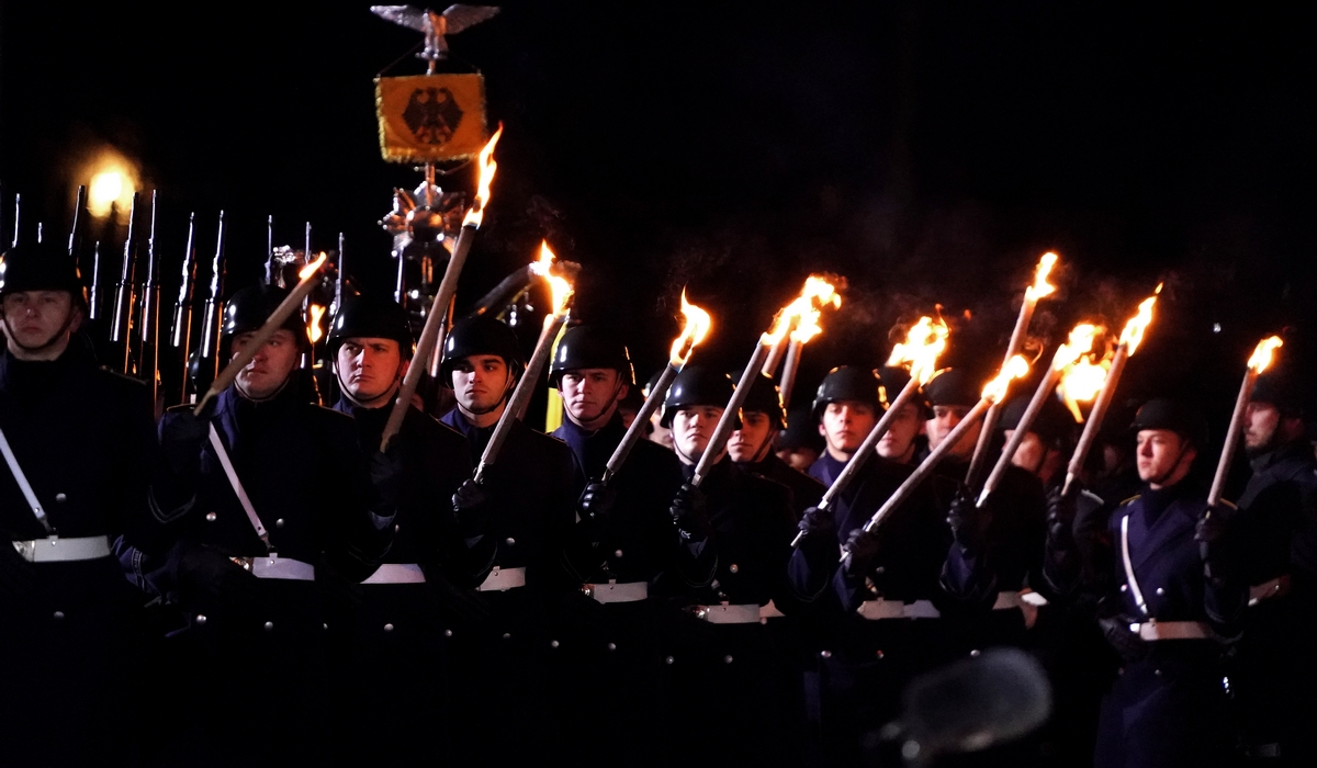 Γερμανία: Με πυρσούς, ύμνους και... ανατολικογερμανική πανκ το «αντίο» στη Μέρκελ (Βίντεο)