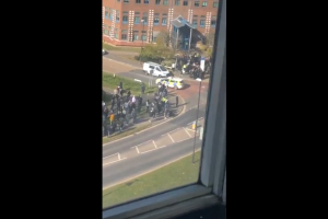 Αγγλία: Πυροβολισμοί έξω από κολέγιο - Δύο τραυματίες, μία σύλληψη