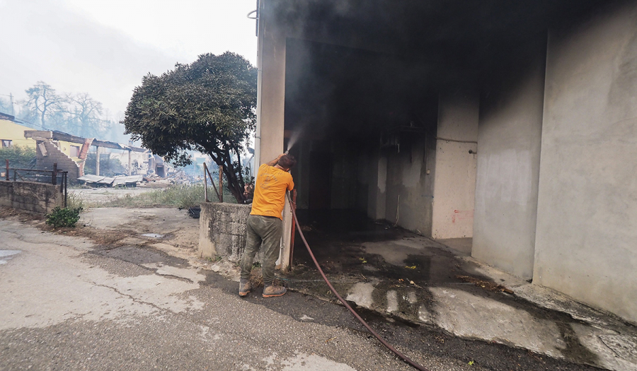 Φωτιά στην Εύβοια: Εκκενώνονται οι Κεχριές, χτυπούν οι καμπάνες στο χωριό