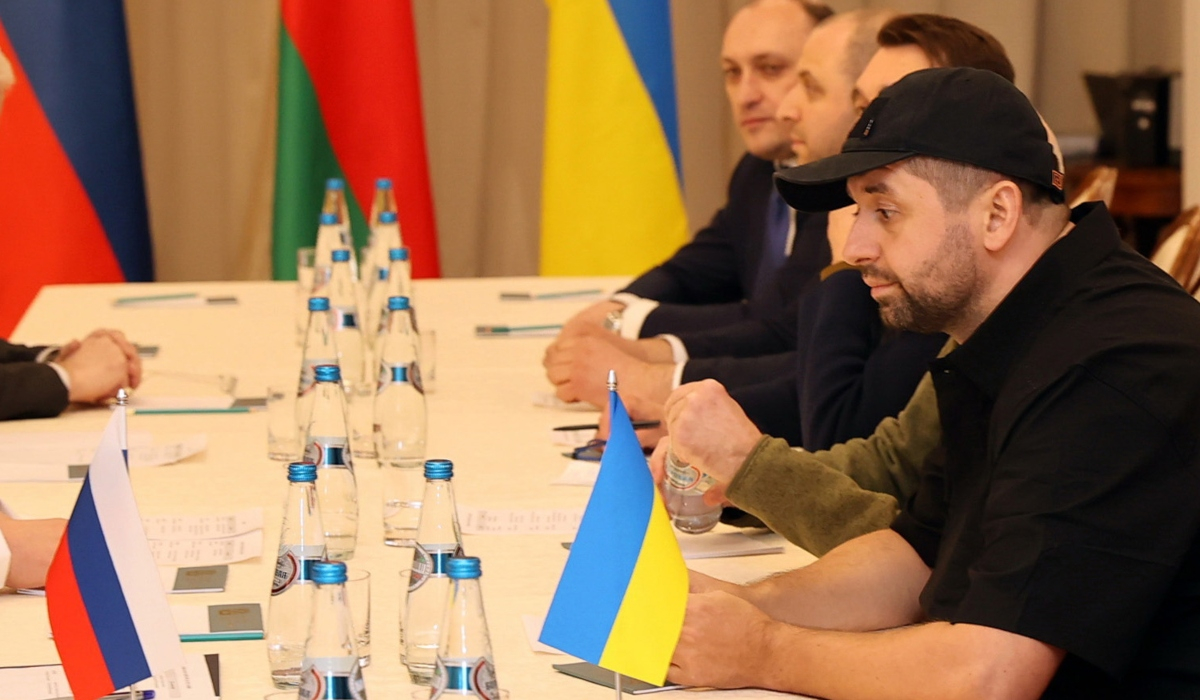 Ουκρανία: Ποιος είναι ο άνδρας με το τζόκεϊ που ξεχώρισε στο τραπέζι των διαπραγματεύσεων