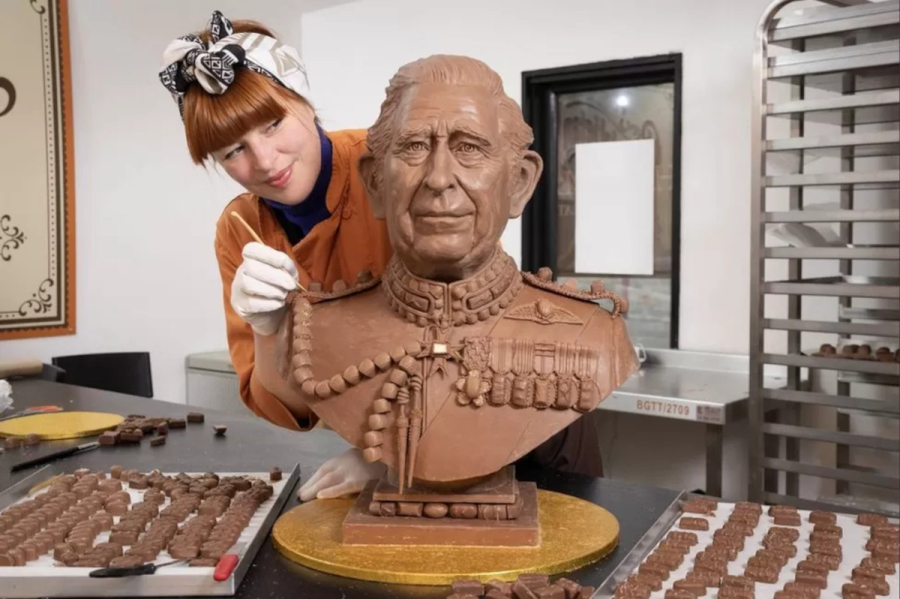 Βασιλιάς Κάρολος: Έγινε σοκολατένιο άγαλμα προς τιμήν της στέψης του (εικόνες - βίντεο)