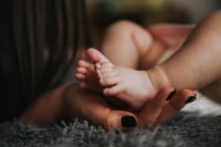 Άδεια μητρότητας: Με δήλωση στο gov.gr «πάει» από 6 στους 9 μήνες