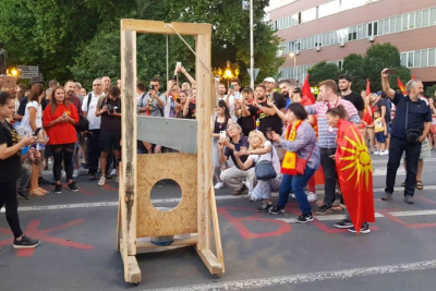 Γκιλοτίνα έστησαν οι διαδηλωτές στη Βόρεια Μακεδονία, συμβολισμός ή αναγγελία «επαναστατικού τρόμου»